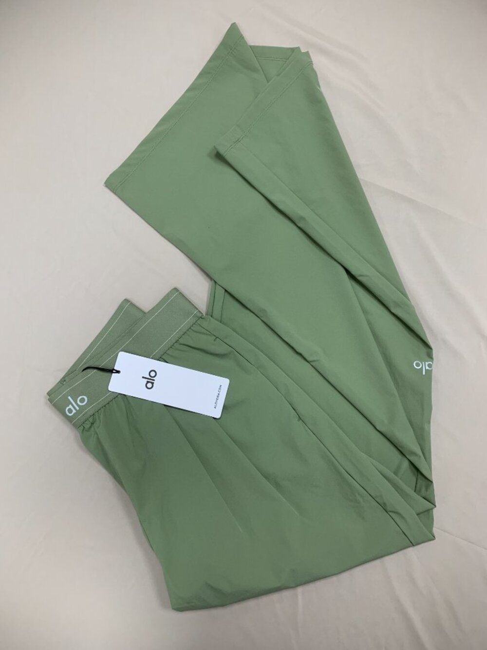 New ALO Yoga Suit Up Dune Grass Trouser🏙️Street Style 30" Inseam - Picture 2 of 10